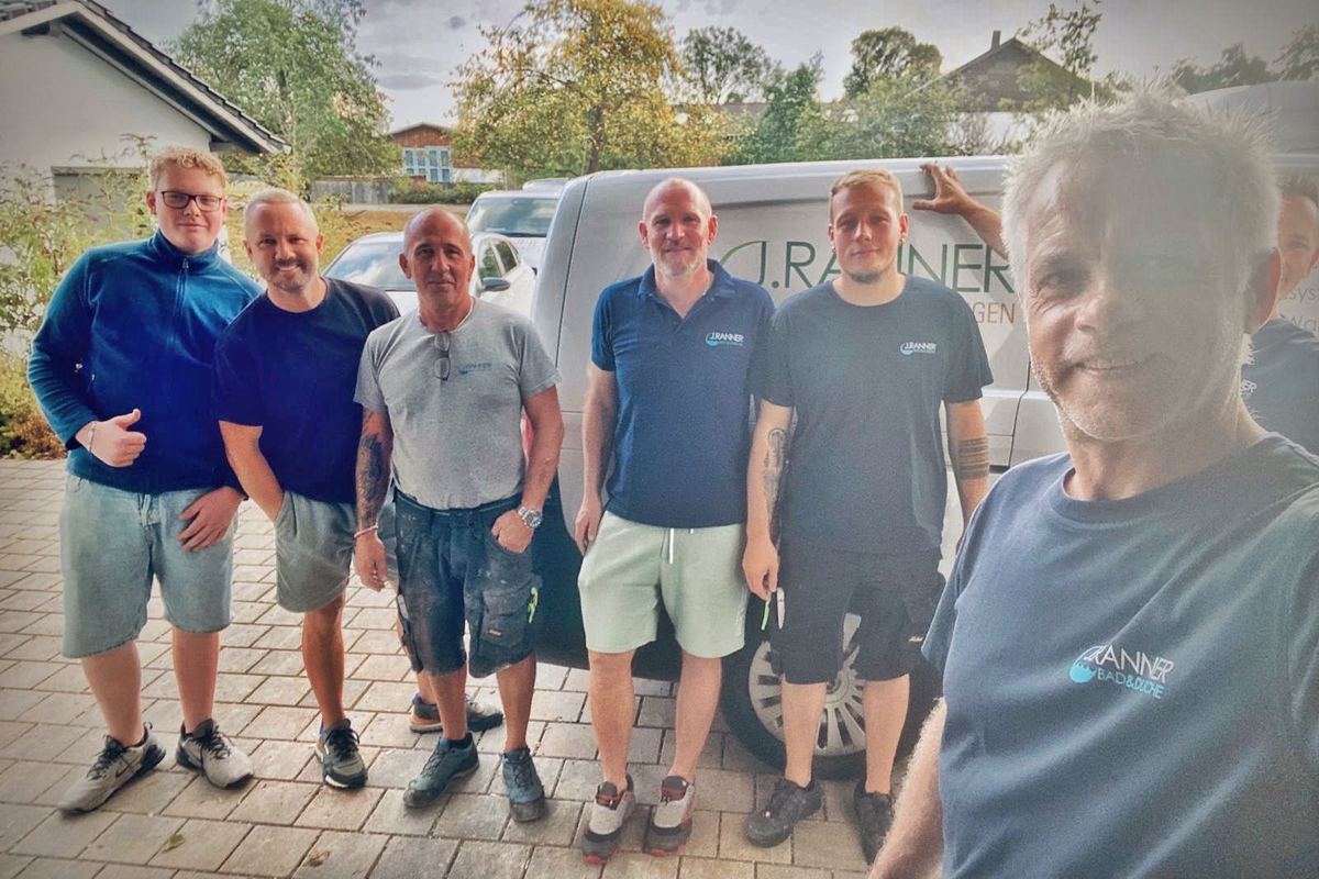 Das Team von J. RANNER vor einem Firmentransporter